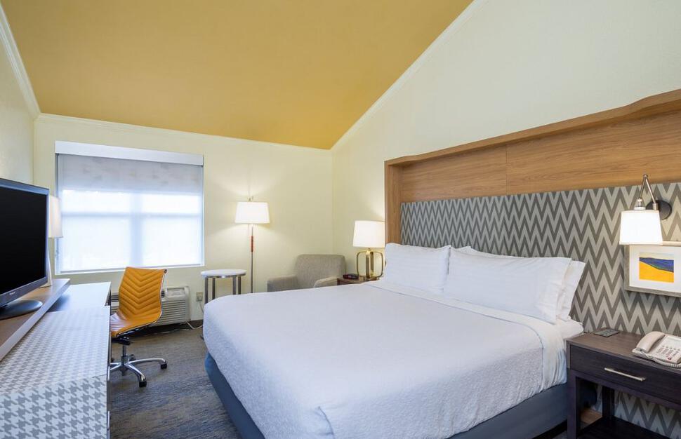 Holiday-Inn-Cape-Cod-Hyannis-an-IHG-Hotel-5.jpg