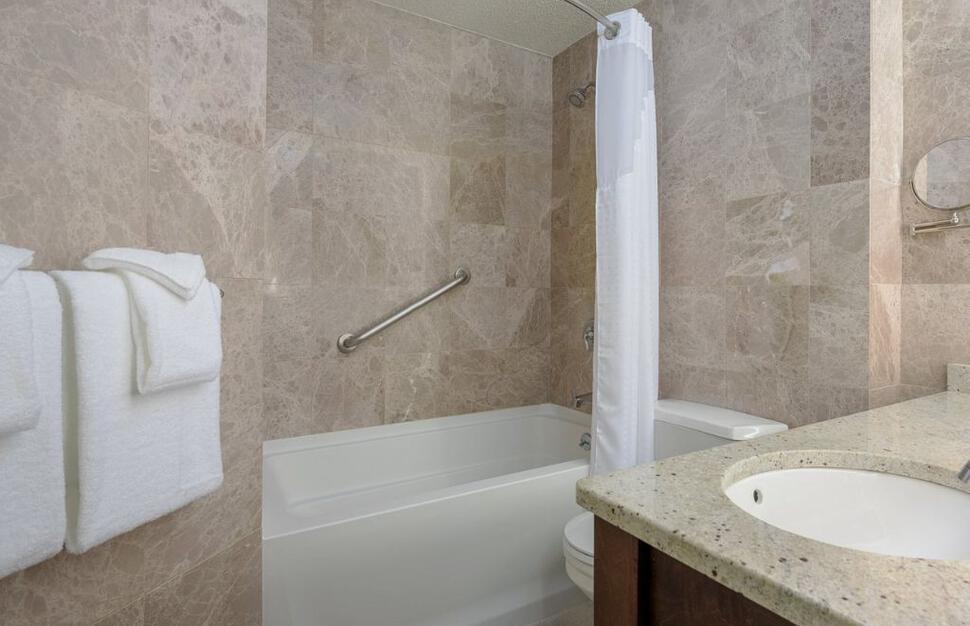 Holiday-Inn-Cape-Cod-Hyannis-an-IHG-Hotel-9.jpg
