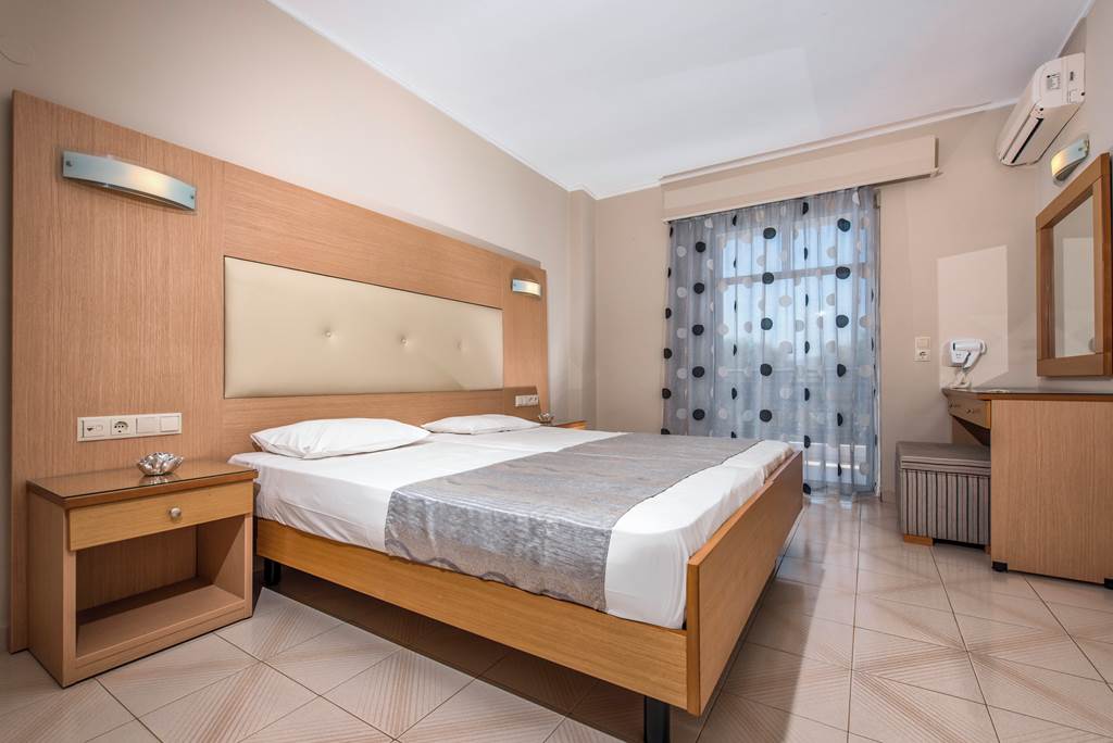 ZTH_70745_Golden_Sun_Hotel_1220_01.jpg