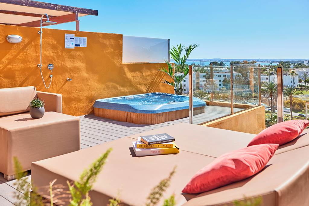 PMI_70687_Zafiro_Tropic_0623_27.jpg