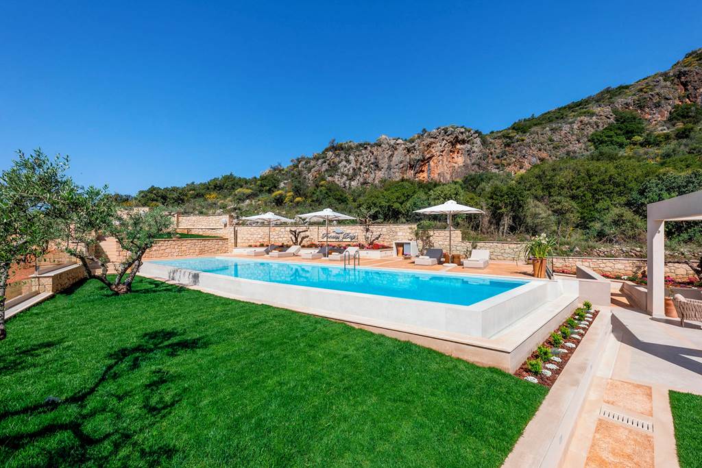 KLX_88183_Foneas_Bay_Villa_1024_10.jpg