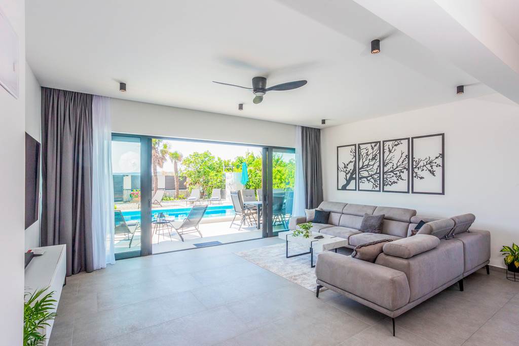 SPU_89129_Villa_Split_Shoreline_0225_10.jpg
