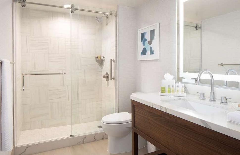 Hilton-Santa-Monica-Hotel-Suites-10.jpg