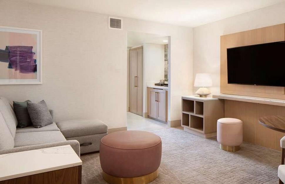 Hilton-Santa-Monica-Hotel-Suites-4.jpg