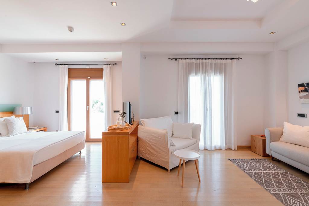 RHO_84209_Love_White_Villa_0922_16.jpg