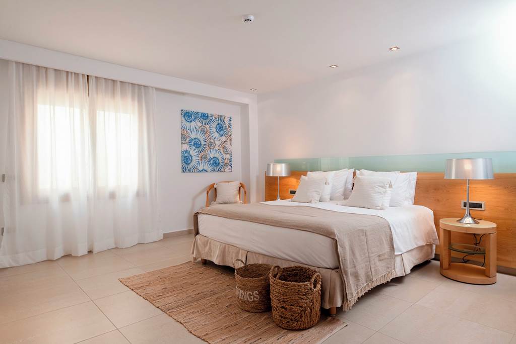 RHO_84209_Love_White_Villa_0922_15.jpg