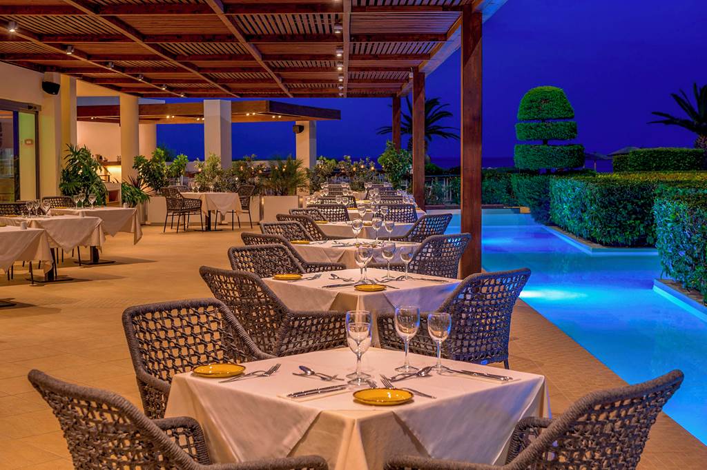 RHO_83378_Ixian_Grand_&_All_Suites_1024_06.jpg