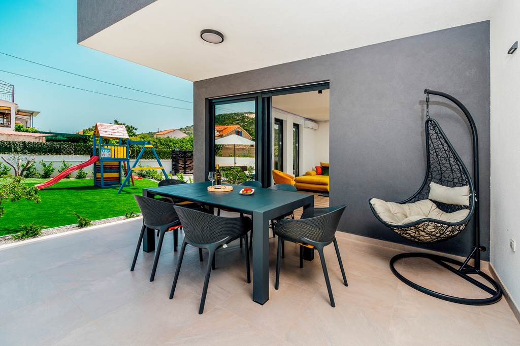 SPU_87876_Villa_Black_Coral_0724_05.jpg