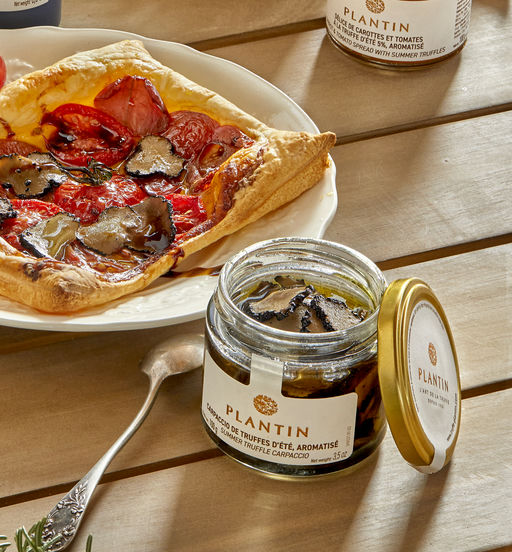 Thin tart with roasted tomatoes and summer truffle carpaccio Plantin