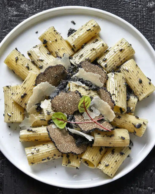Rigatoni à la sauce truffe d’été et parmesan