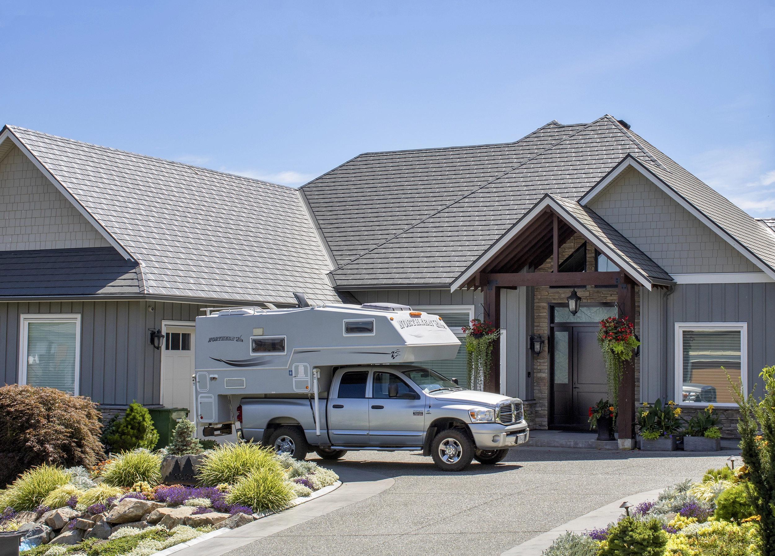 Interlock® Aluminum Slate Metal Roofing in Deep Charcoal – Abbotsford, BC