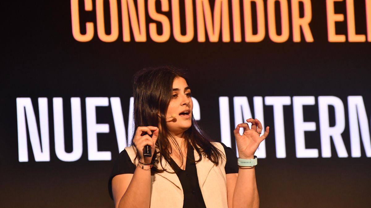 Ana Illana, esperta di marketing digitale: come l'IA trasforma la decisione del consumatore e costringe le aziende ad adattarsi.