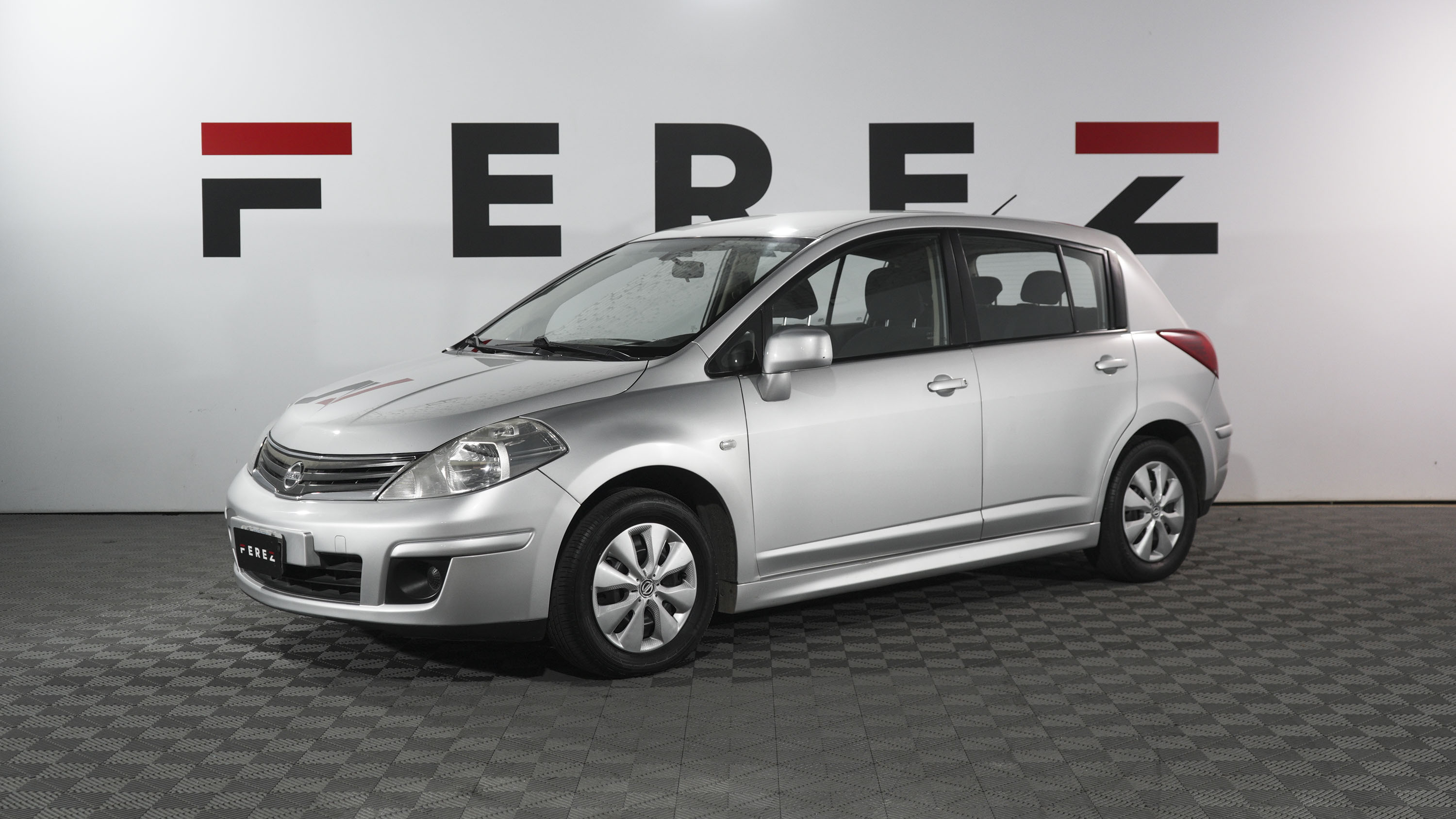 nissan TIIDA 1.8 6MT VISIA